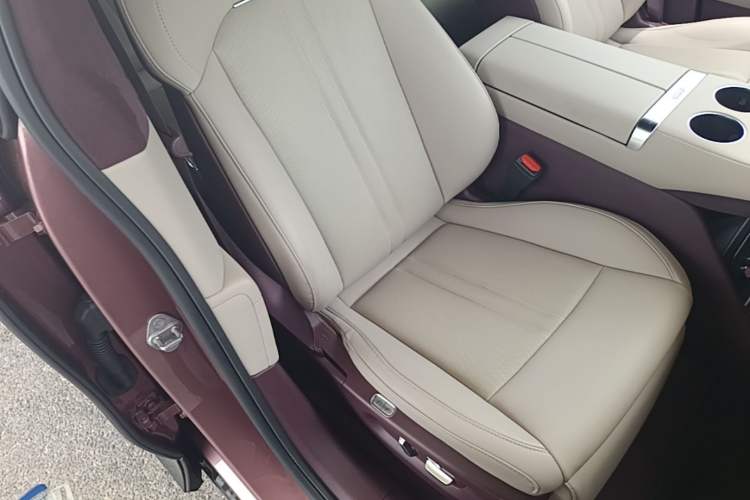 Used Xiaomi Auto YU7 2025 Ultra-Long Range High-Performance All-Wheel-Drive Max Edition Right Front Seat