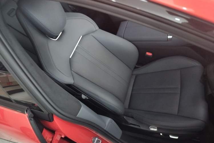 Used Xiaomi Auto YU7 2025 Ultra-Long Range High-Performance All-Wheel-Drive Max Edition Right Front Seat
