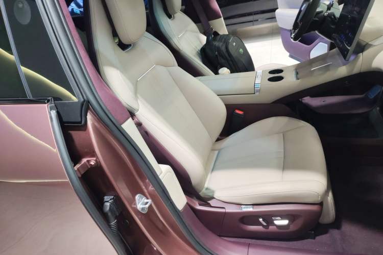 Used Xiaomi Auto YU7 2025 Ultra-Long Range High-Performance All-Wheel-Drive Max Edition Right Front Seat