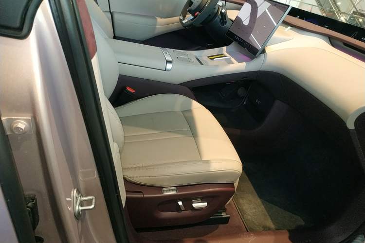 Used Xiaomi Auto YU7 2025 Ultra-Long Range High-Performance All-Wheel-Drive Max Edition Right Front Seat