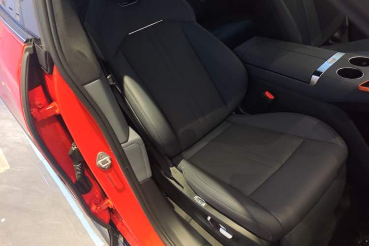 Used Xiaomi Auto YU7 2025 Ultra-Long Range High-Performance All-Wheel-Drive Max Edition Right Front Seat