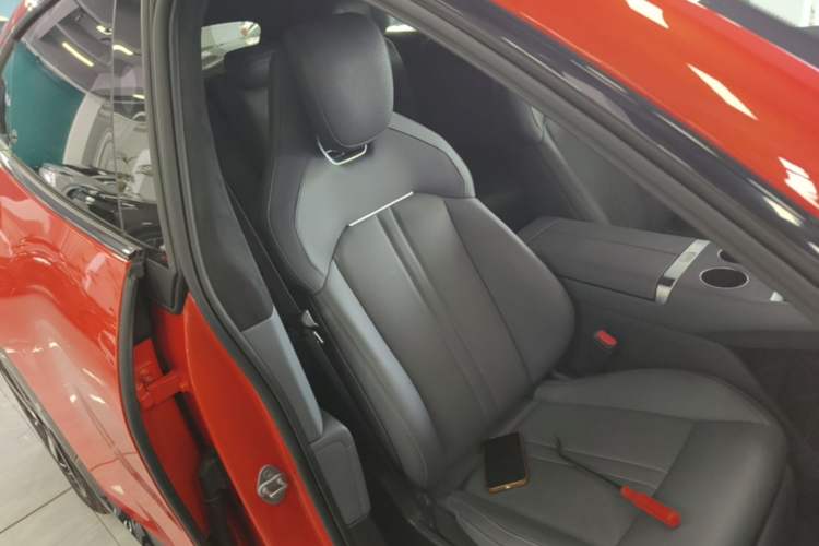Used Xiaomi Auto YU7 2025 Ultra-Long Range High-Performance All-Wheel-Drive Max Edition Right Front Seat