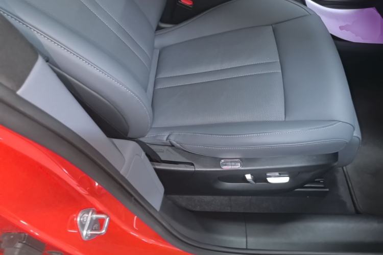 Used Xiaomi Auto YU7 2025 Ultra-Long Range High-Performance All-Wheel-Drive Max Edition Right Front Seat