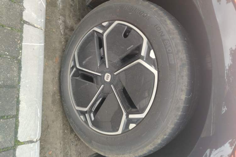 Used Xiaomi Auto YU7 2025 Ultra-Long Range Rear-Wheel Drive Version Right Front Wheel Hub