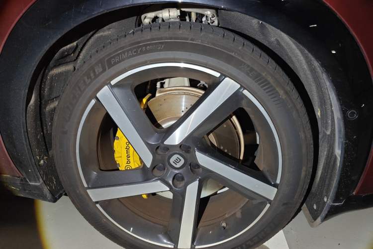 Used Xiaomi Auto YU7 2025 Ultra-Long Range High-Performance All-Wheel-Drive Max Edition Right Front Wheel Hub
