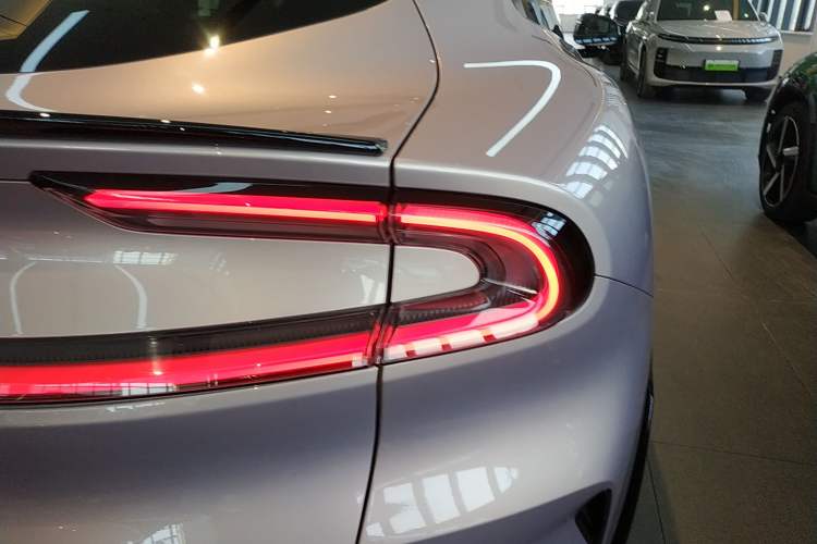 Used Xiaomi Auto YU7 2025 Ultra-Long Range High-Performance All-Wheel-Drive Max Edition Right Rear Taillight