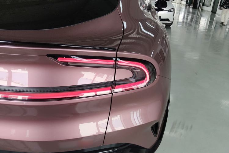 Used Xiaomi Auto YU7 2025 Ultra-Long Range High-Performance All-Wheel-Drive Max Edition Right Rear Taillight