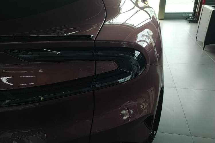 Used Xiaomi Auto YU7 2025 Ultra-Long Range High-Performance All-Wheel-Drive Max Edition Right Rear Taillight