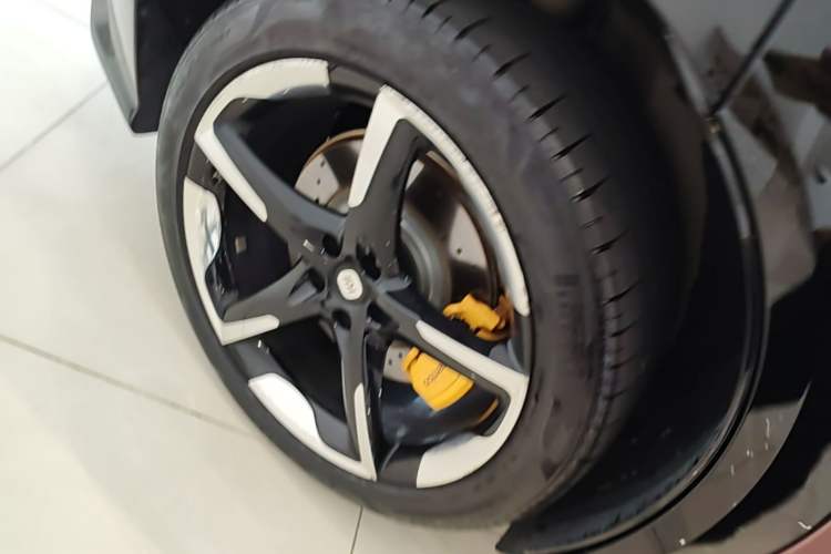 Used Xiaomi Auto YU7 2025 Ultra-Long Range High-Performance All-Wheel-Drive Max Edition Right Rear Wheel Hub