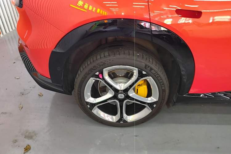 Used Xiaomi Auto YU7 2025 Ultra-Long Range High-Performance All-Wheel-Drive Max Edition Right Rear Wheel Hub