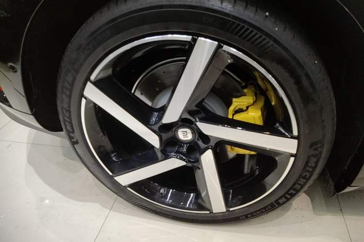 Used Xiaomi Auto YU7 2025 Ultra-Long Range High-Performance All-Wheel-Drive Max Edition Right Rear Wheel Hub