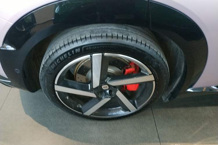 Used Xiaomi Auto YU7 2025 Ultra-Long Range High-Performance All-Wheel-Drive Max Edition Right Rear Wheel Hub