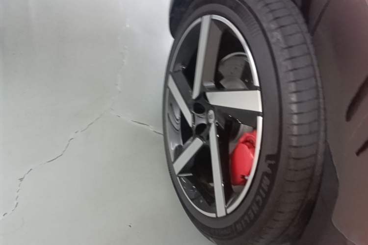Used Xiaomi Auto YU7 2025 Ultra-Long Range High-Performance All-Wheel-Drive Max Edition Right Rear Wheel Hub