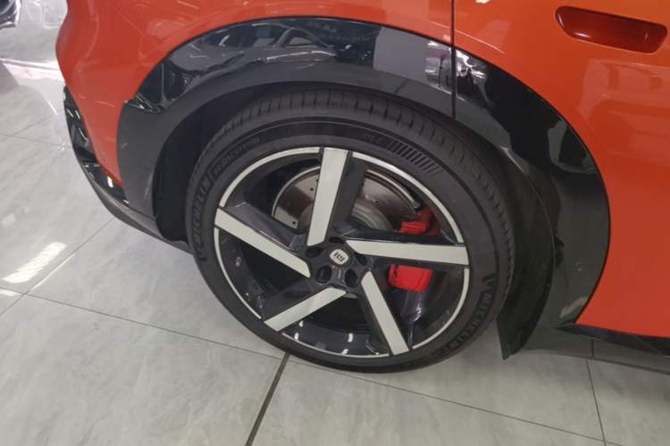 Used Xiaomi Auto YU7 2025 Ultra-Long Range High-Performance All-Wheel-Drive Max Edition Right Rear Wheel Hub