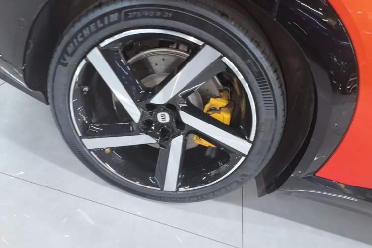Used Xiaomi Auto YU7 2025 Ultra-Long Range High-Performance All-Wheel-Drive Max Edition Right Rear Wheel Hub