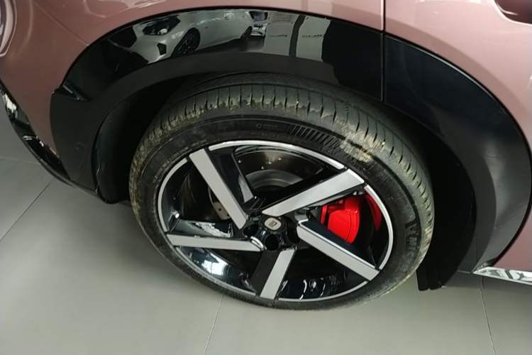 Used Xiaomi Auto YU7 2025 Ultra-Long Range High-Performance All-Wheel-Drive Max Edition Right Rear Wheel Hub