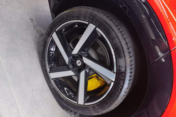 Used Xiaomi Auto YU7 2025 Ultra-Long Range High-Performance All-Wheel-Drive Max Edition Right Rear Wheel Hub