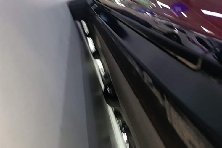 Used Xiaomi Auto YU7 2025 Ultra-Long Range All-Wheel Drive Pro Version Right Side Sill