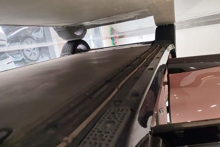 Used Xiaomi Auto YU7 2025 Ultra-Long Range High-Performance All-Wheel-Drive Max Edition Right Side Sill
