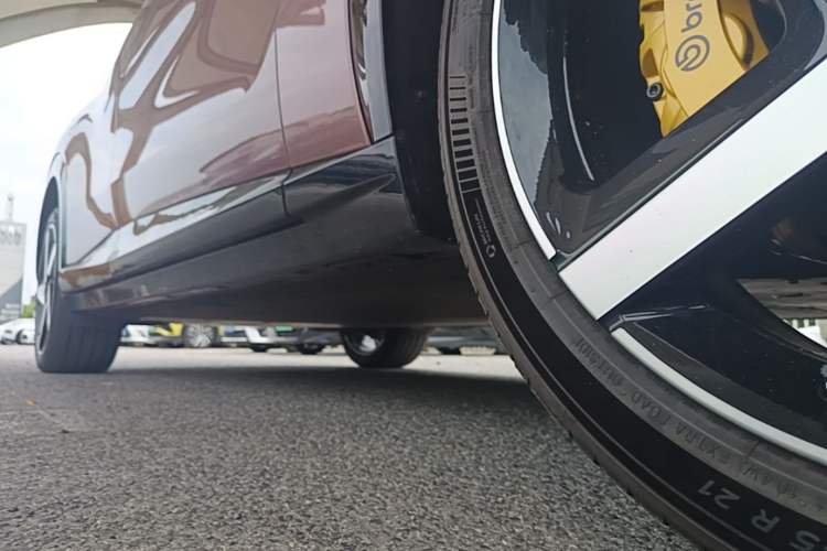 Used Xiaomi Auto YU7 2025 Ultra-Long Range High-Performance All-Wheel-Drive Max Edition Right Side Sill