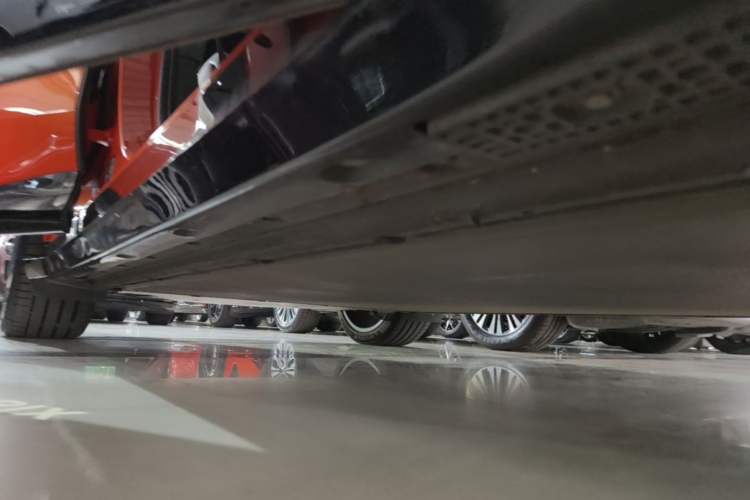 Used Xiaomi Auto YU7 2025 Ultra-Long Range High-Performance All-Wheel-Drive Max Edition Right Side Sill