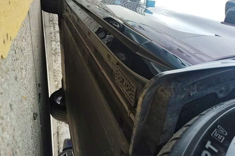 Used Xiaomi Auto YU7 2025 Ultra-Long Range High-Performance All-Wheel-Drive Max Edition Right Side Sill