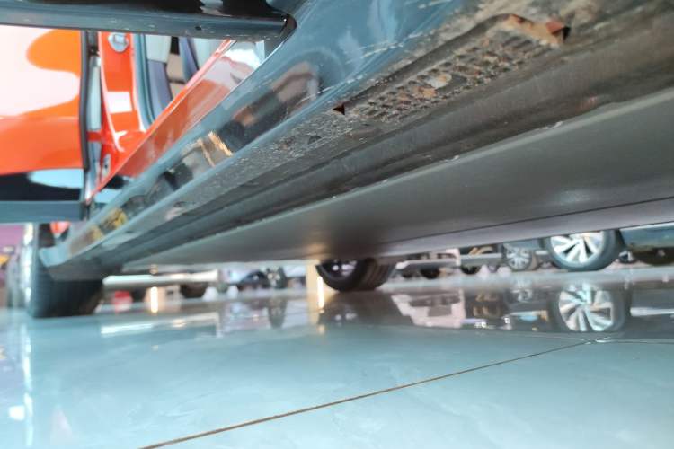 Used Xiaomi Auto YU7 2025 Ultra-Long Range Rear-Wheel Drive Version Right Side Sill