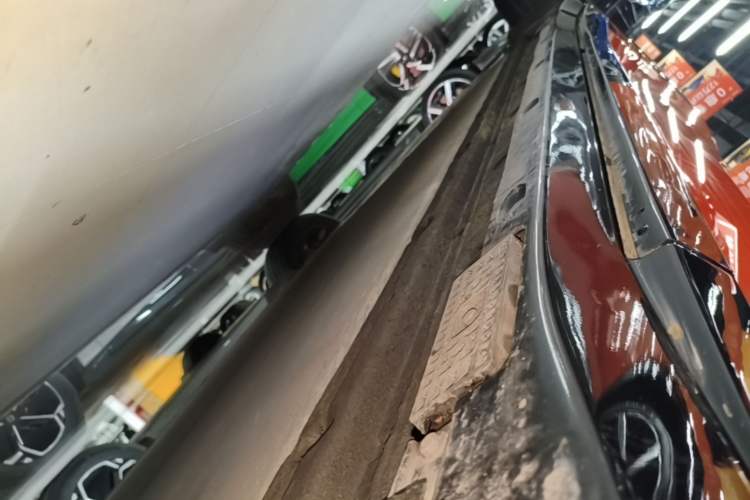 Used Xiaomi Auto YU7 2025 Ultra-Long Range Rear-Wheel Drive Version Right Side Sill