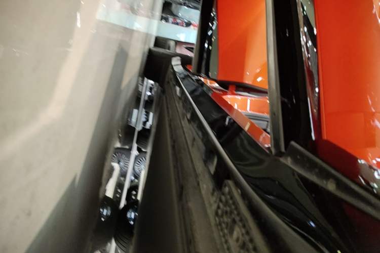 Used Xiaomi Auto YU7 2025 Ultra-Long Range High-Performance All-Wheel-Drive Max Edition Right Side Sill