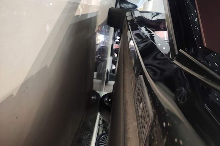 Used Xiaomi Auto YU7 2025 Ultra-Long Range High-Performance All-Wheel-Drive Max Edition Right Side Sill