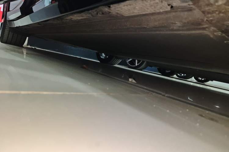 Used Xiaomi Auto YU7 2025 Ultra-Long Range All-Wheel Drive Pro Version Right Side Sill