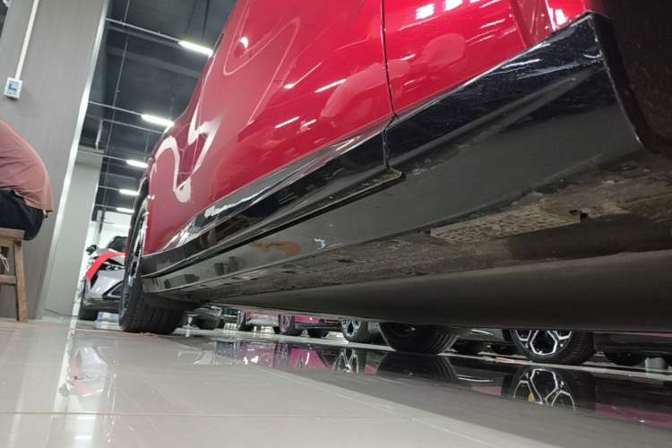 Used Xiaomi Auto YU7 2025 Ultra-Long Range High-Performance All-Wheel-Drive Max Edition Right Side Sill