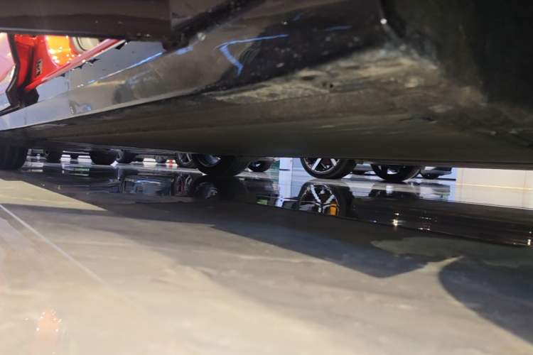Used Xiaomi Auto YU7 2025 Ultra-Long Range High-Performance All-Wheel-Drive Max Edition Right Side Sill