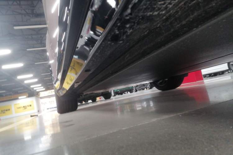 Used Xiaomi Auto YU7 2025 Ultra-Long Range Rear-Wheel Drive Version Right Side Sill