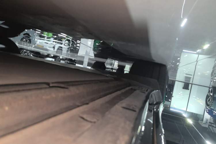 Used Xiaomi Auto YU7 2025 Ultra-Long Range High-Performance All-Wheel-Drive Max Edition Right Side Sill