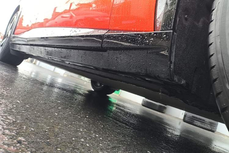Used Xiaomi Auto YU7 2025 Ultra-Long Range High-Performance All-Wheel-Drive Max Edition Right Side Sill