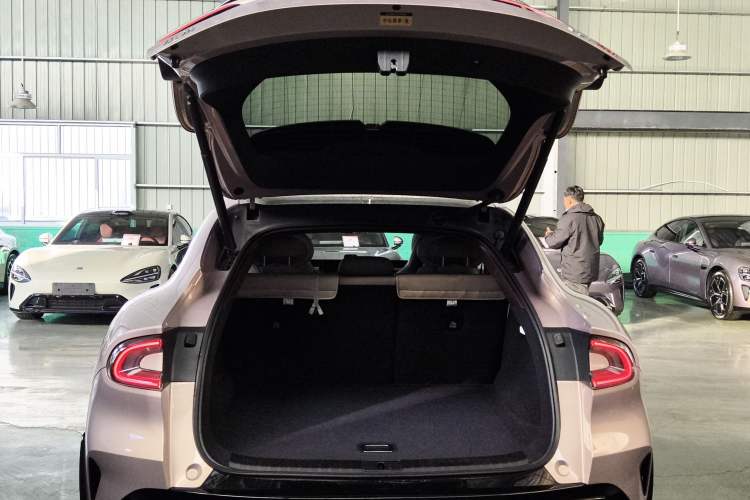 Used Xiaomi Auto YU7 2025 Ultra-Long Range High-Performance All-Wheel-Drive Max Edition Trunk