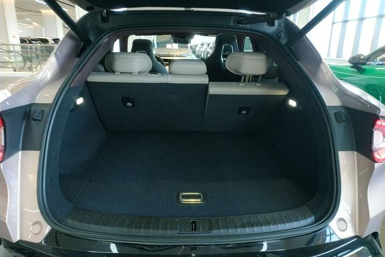 Used Xiaomi Auto YU7 2025 Ultra-Long Range High-Performance All-Wheel-Drive Max Edition Trunk