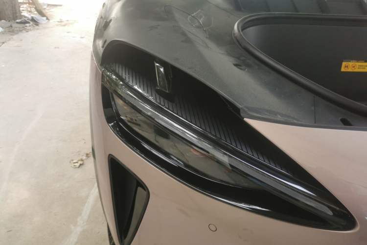 Used Xiaomi Auto YU7 2025 Ultra-Long Range Rear-Wheel Drive Version Right Front Headlight