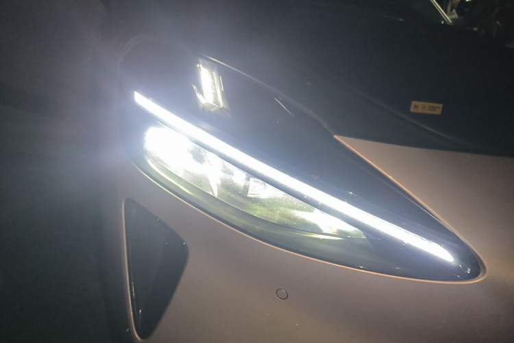 Used Xiaomi Auto YU7 2025 Ultra-Long Range Rear-Wheel Drive Version Right Front Headlight