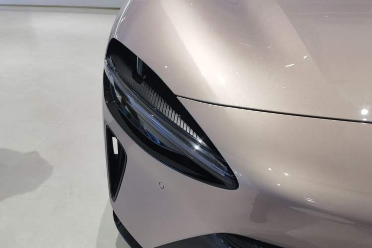 Used Xiaomi Auto YU7 2025 Ultra-Long Range High-Performance All-Wheel-Drive Max Edition Right Front Headlight
