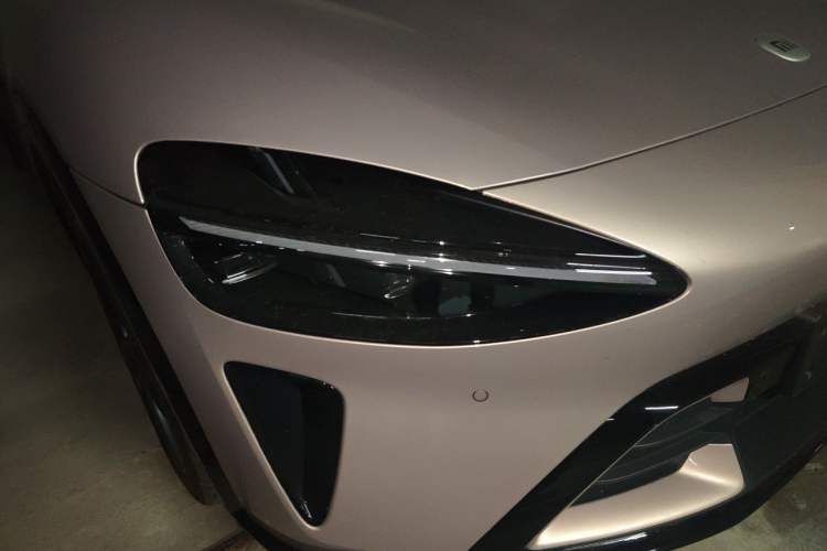 Used Xiaomi Auto YU7 2025 Ultra-Long Range High-Performance All-Wheel-Drive Max Edition Right Front Headlight