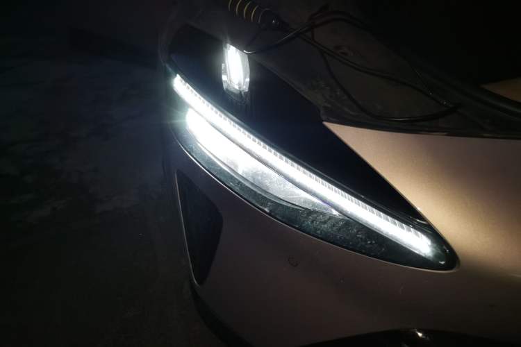 Used Xiaomi Auto YU7 2025 Ultra-Long Range Rear-Wheel Drive Version Right Front Headlight