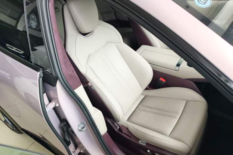 Used Xiaomi Auto YU7 2025 Ultra-Long Range High-Performance All-Wheel-Drive Max Edition Right Front Seat