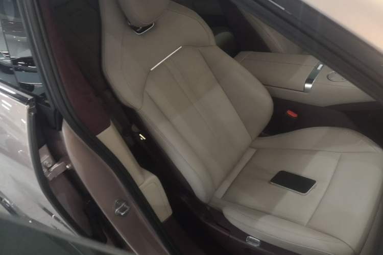 Used Xiaomi Auto YU7 2025 Ultra-Long Range High-Performance All-Wheel-Drive Max Edition Right Front Seat
