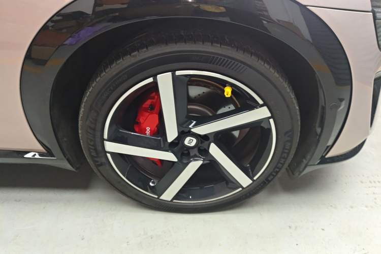 Used Xiaomi Auto YU7 2025 Ultra-Long Range High-Performance All-Wheel-Drive Max Edition Right Front Wheel Hub