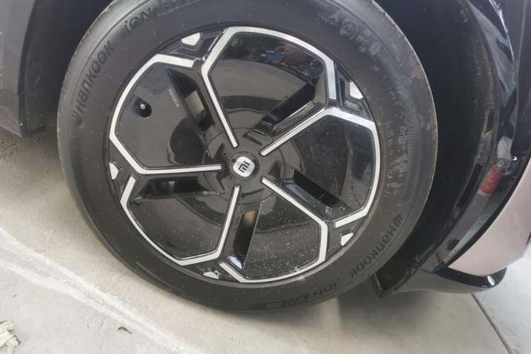 Used Xiaomi Auto YU7 2025 Ultra-Long Range Rear-Wheel Drive Version Right Front Wheel Hub