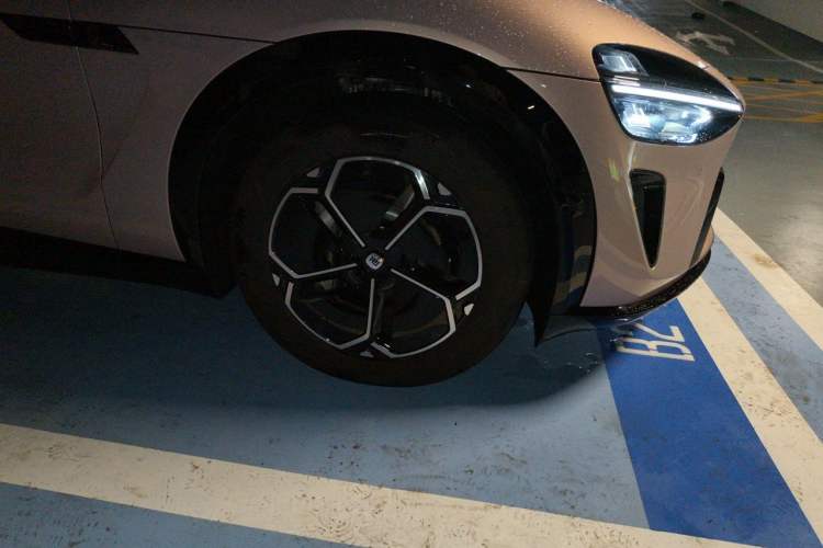 Used Xiaomi Auto YU7 2025 Ultra-Long Range All-Wheel Drive Pro Version Right Front Wheel Hub