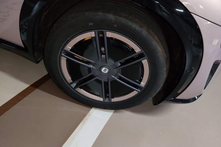 Used Xiaomi Auto YU7 2025 Ultra-Long Range All-Wheel Drive Pro Version Right Front Wheel Hub