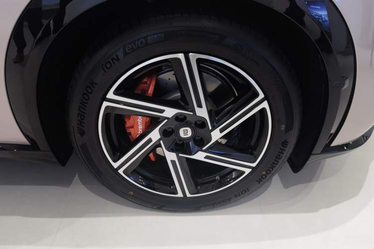 Used Xiaomi Auto YU7 2025 Ultra-Long Range High-Performance All-Wheel-Drive Max Edition Right Front Wheel Hub
